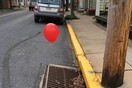 Ακόμα και οι αστυνομικοί φοβούνται τους κλόουν- Κόκκινα μπαλόνια στα φρεάτια της Πενσιλβάνια τρομοκράτησαν τις αρχές