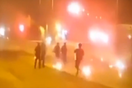 Επεισόδια στον Ασπρόπυργο: Ομάδα 30 ατόμων ακινητοποίησε λεωφορείο και έβαλε φωτιές