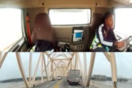 ΗΠΑ: Νέο βίντεο από το φορτηγό που συγκρούστηκε με αυτοκίνητο και κρεμάστηκε από γέφυγρα