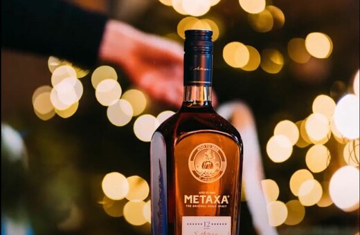 The METAXA Gift Giving Experience: Τα 12 Αστέρια του METAXA γίνονται το πιο λαμπερό δώρο των Χριστουγέννων