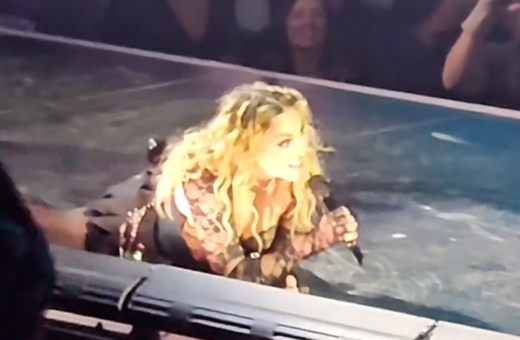 Madonna: Η στιγμή που πέφτει από καρέκλα στη σκηνή, την ώρα συναυλίας