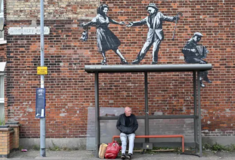 Ο Banksy επιβεβαιώνει ότι βρίσκεται πίσω από βρετανικά παραθαλάσσια έργα τέχνης «spraycation»