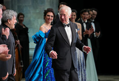 Έκπληξη από τον βασιλιά Κάρολο: Πήγε στην Όπερα του Λονδίνου και υποκλήθηκε στη σκηνή μαζί με τους καλλιτέχνες