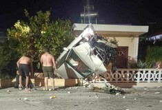 Τροχαίο στη Ρόδο: Αυτοκίνητο «καρφώθηκε» σε τοίχο σπιτιού