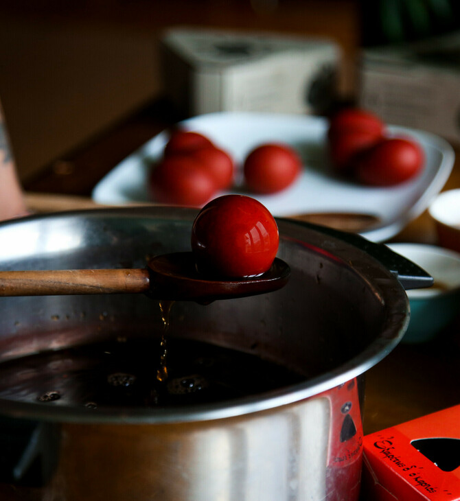 Πώς θα βάψετε κόκκινα αυγά χωρίς χημικές βαφές, με ριζάρι