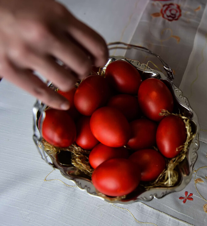 Tα κόκκινα αυγά του Πάσχα και τα περίεργα έθιμα που τα συνοδεύουν απ' όλο τον κόσμο