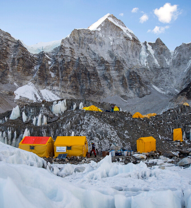 Νεπάλ: Διατάχθηκε μείωση του αριθμού των αδειών για ανάβαση στο Έβερεστ