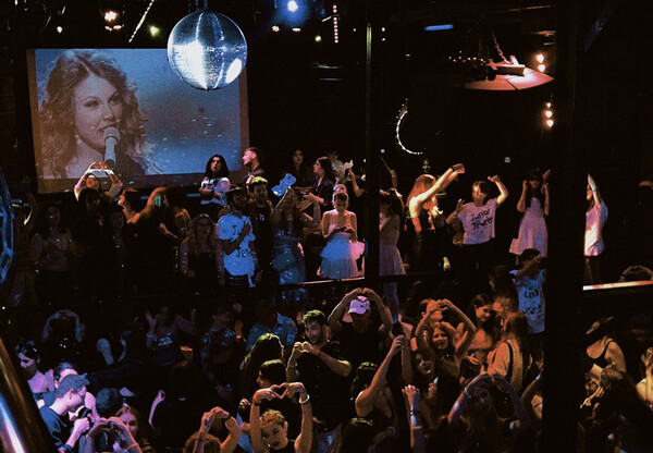 ΕΠΕΞ Τα πιο hot θεματικά πάρτι στην Αθήνα γίνονται για την Taylor Swift 