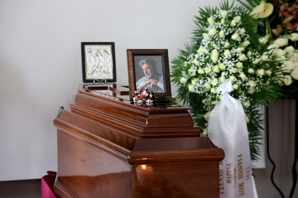 Γιάννης Φέρτης: Η κηδεία του αυτή την ώρα στο Α' Νεκροταφείο