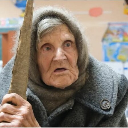 Ουκρανία: Σπίτι για την 98χρονη πρόσφυγα αγοράζει τράπεζα 