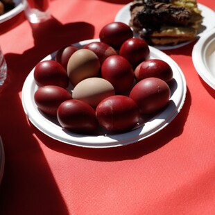 Πάσχα: Πόσο «αντέχουν» τα αυγά εκτός ψυγείου, τι ισχύει για το κρέας- Οι οδηγίες του ΕΟΔΥ